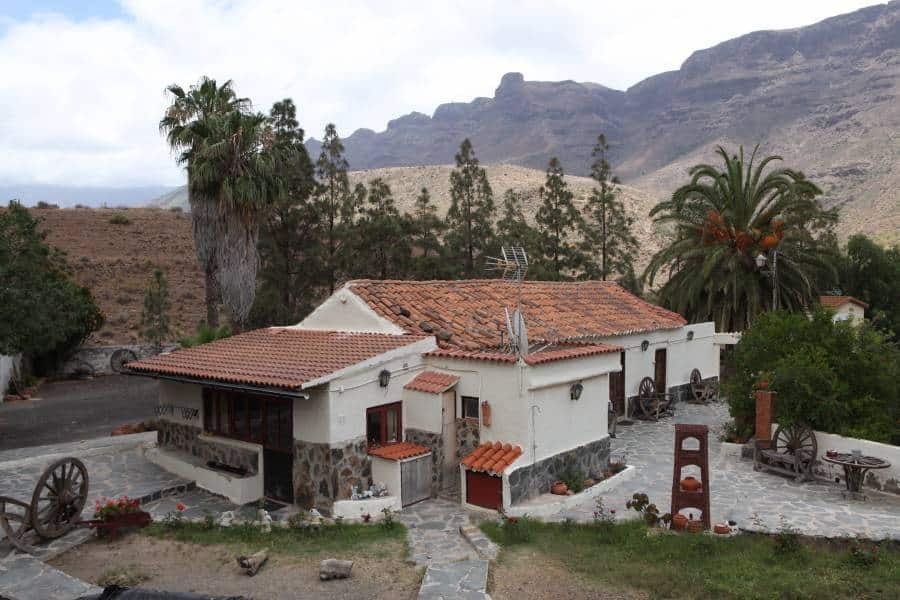 Large finca with multiple houses in Fataga